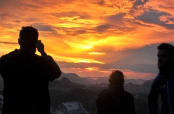 der Himmel brennt beim Sonnenuntergang