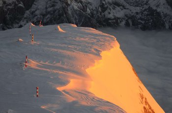 im Oktober können die Markierungsstangen hilfrei sein 