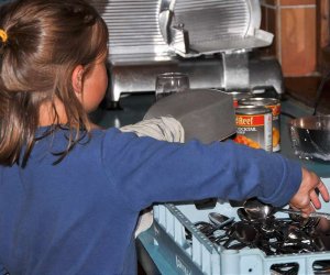 Kinder helfen beim Bestecktrocknen 