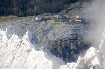 die Erichhütte unterm verschneiten Königsjodler 