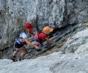Eine junge Bergsteigerin am Leiterl 