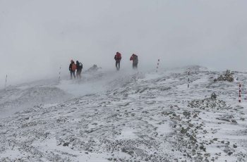 Abstieg vom Matrashaus bei stürmischem Wetter
