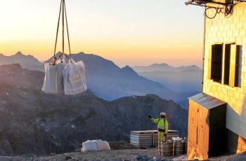 die Säcke schweben vorm Watzmann herein
