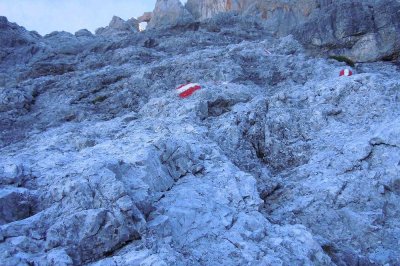 Schrofenkletterei hinauf zu den Teufelslöchern