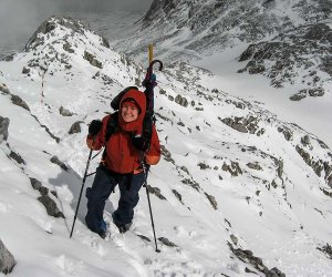 der Kniebeißer bei Schnee im Juli