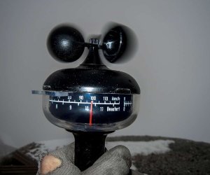 Der Wind bläst mit 100 Stundenkilometer 