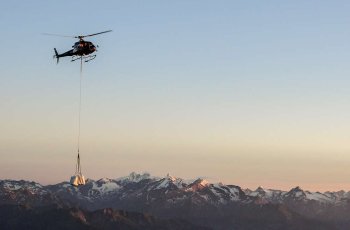 Anflug des Hubschraubers vor Großglockner und Wiesbachhorn