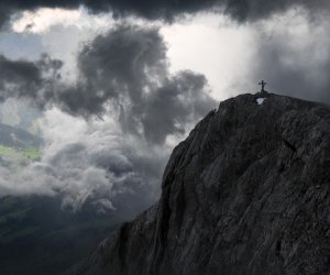 Ein Gewitter zieht über Klettersteig auf 
