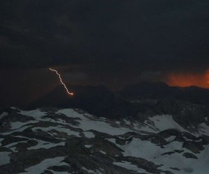 Während die Sonne im Steinernen Meer untergeht, schlägt der Blitz ein 