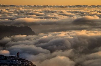 am Morgen über den Wolken