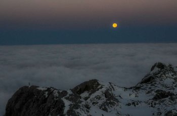 der Vollmond geht hinterm Lammkopf unter