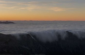 die Wolken fließen von Westen herein 